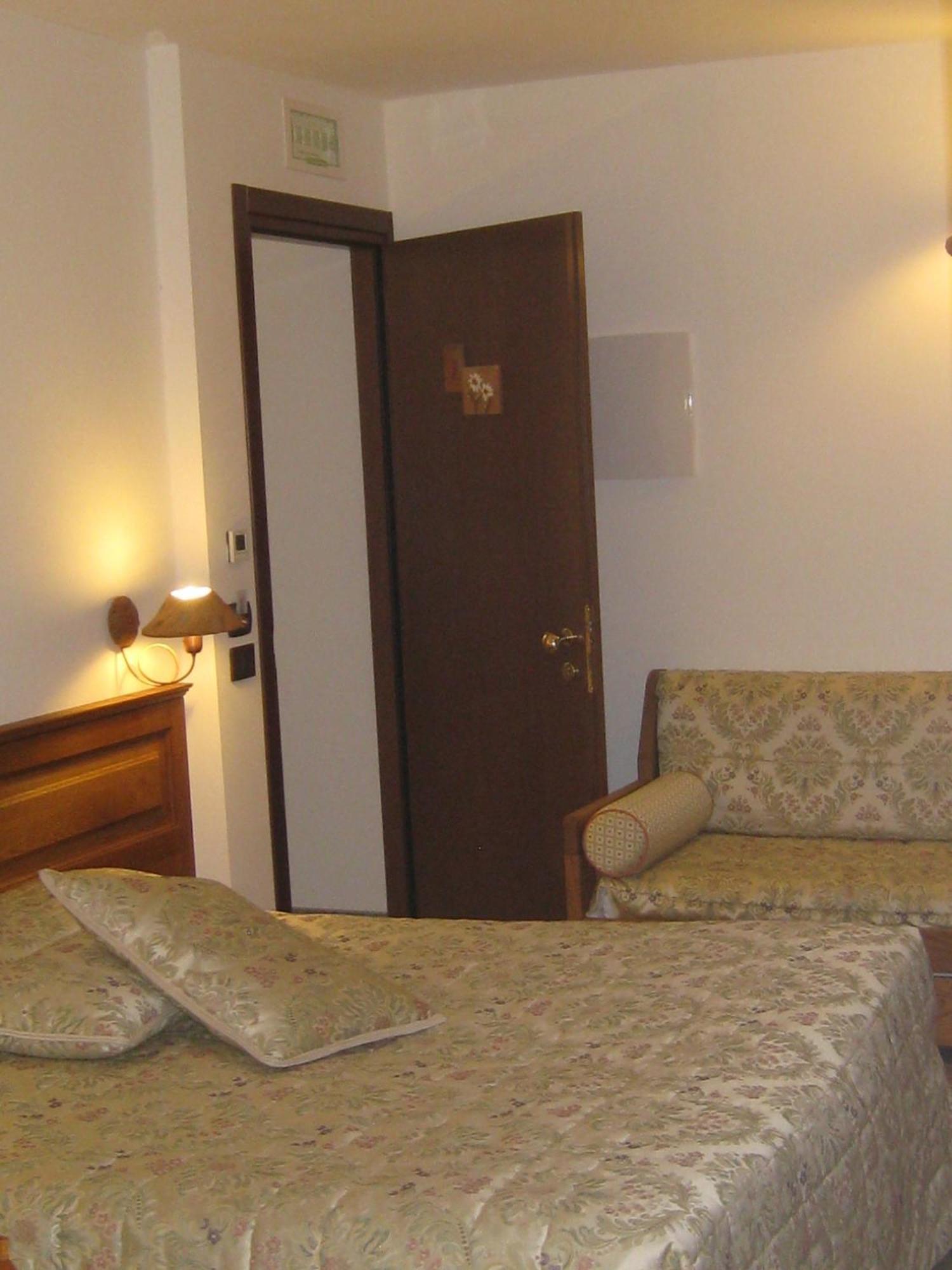 Hotel Villa Plinia Pragelato Buitenkant foto