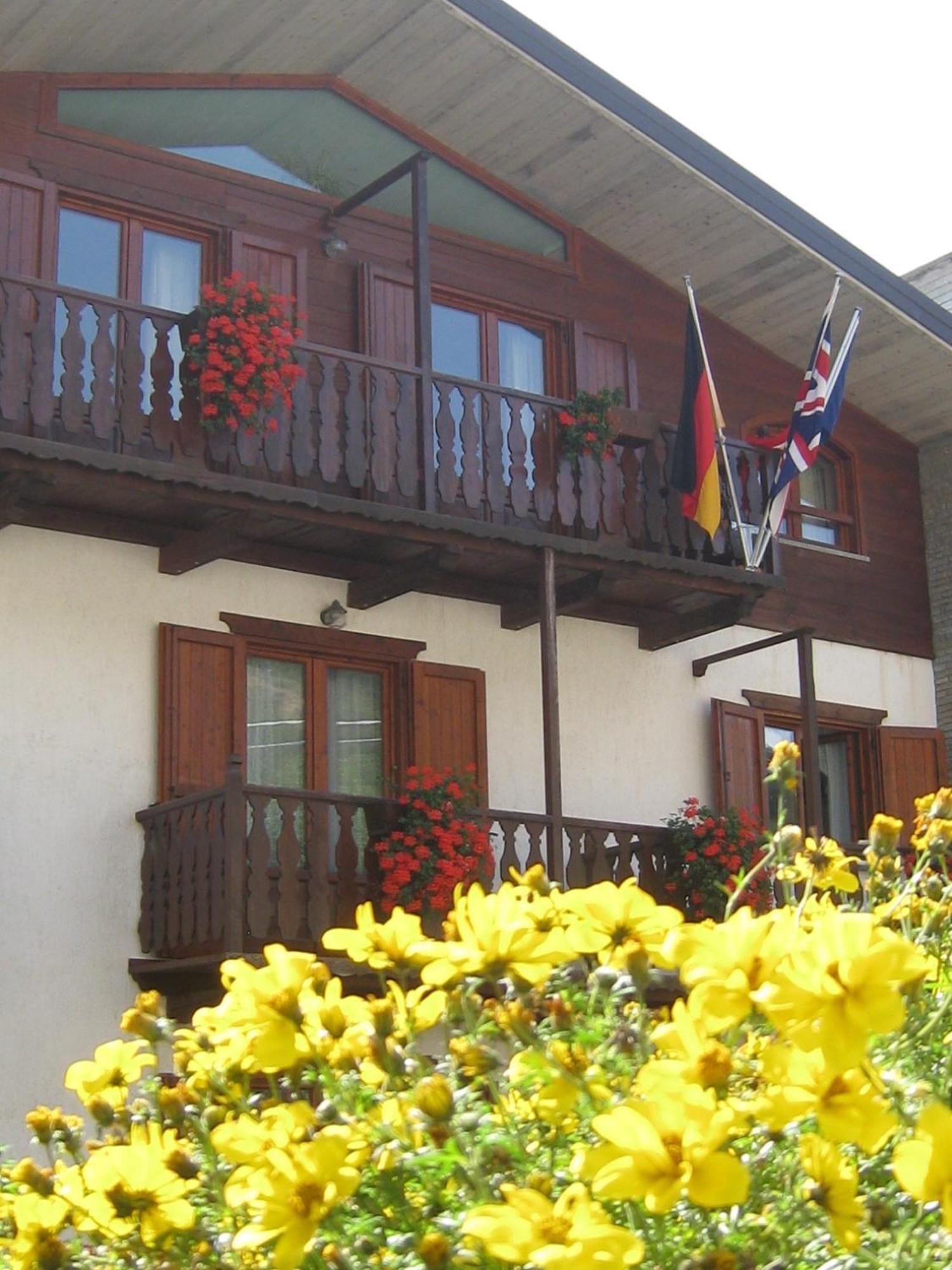 Hotel Villa Plinia Pragelato Buitenkant foto